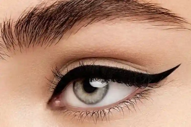 Cara Membuat Eyeliner Wings yang Tahan Lama dan Tajam 22 kotamojokertodotcom